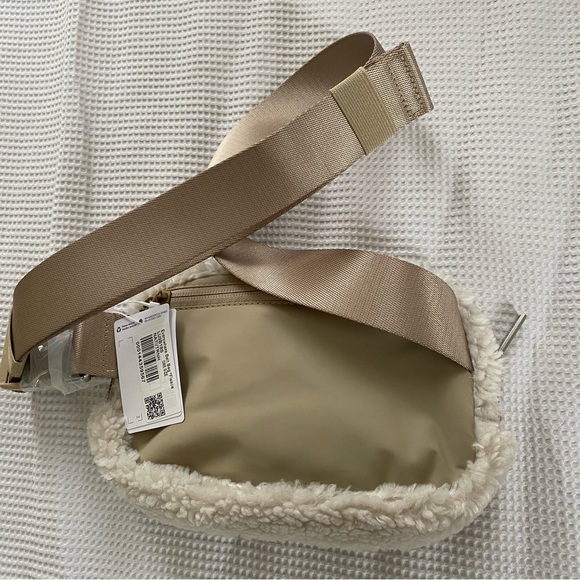 SOLD - Lululemon Everywhere Fleece Belt Bag *1L - Picture 3 of 3